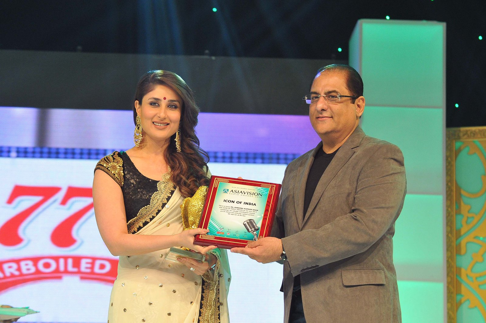 Kareena_Kapoor_Khan_at_Asiavision_Radio_Awards_2014